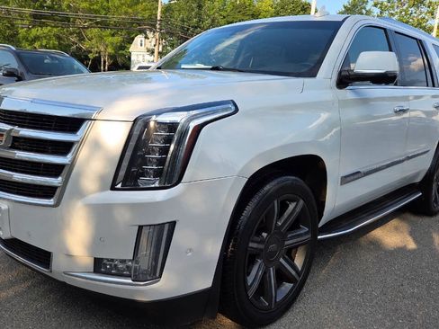 Used 2017 Cadillac Escalade Luxury AWD/4WD image 6