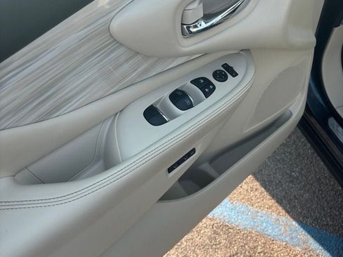 Used 2016 Nissan Murano Platinum w/ Platinum Technology Package FWD image 12