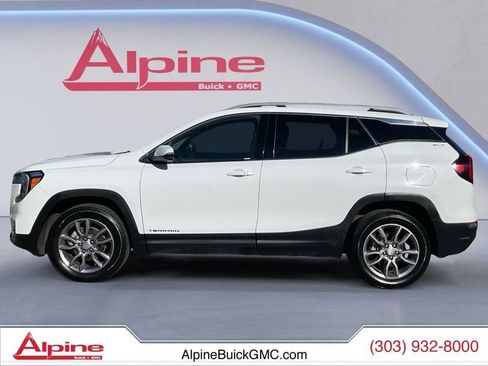 Used 2023 GMC Terrain SLT image 2