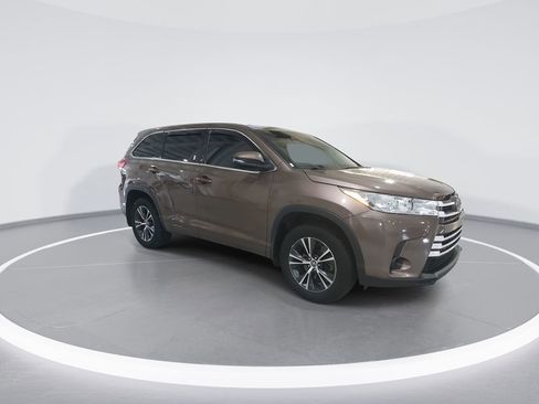 Used 2018 Toyota Highlander LE AWD/4WD image 2