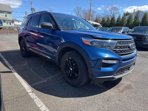 Used 2022 Ford Explorer XLT w/ Equipment Group 202A image 3