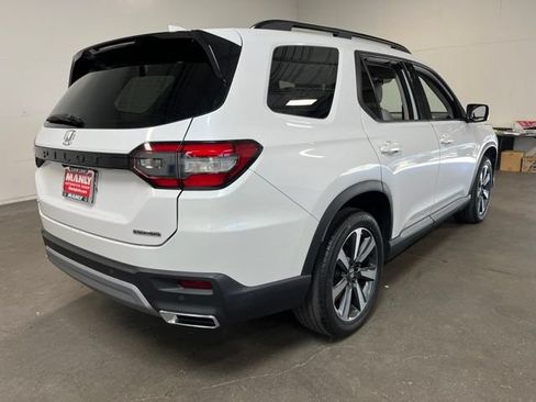 Used 2024 Honda Pilot Touring image 3