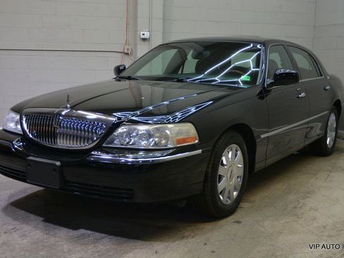 Used 2005 Lincoln Town Car Signature Limited image 2