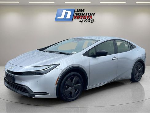 Used 2024 Toyota Prius LE image 1