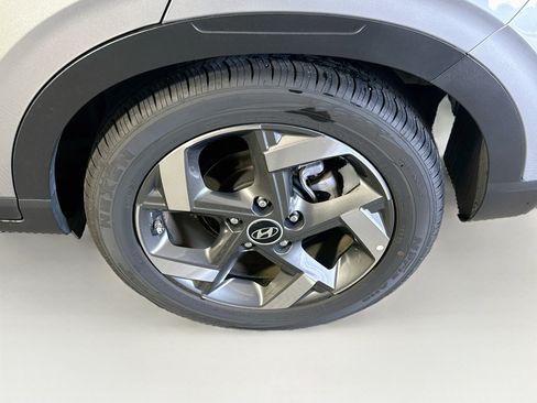 Used 2025 Hyundai Venue SEL FWD image 11
