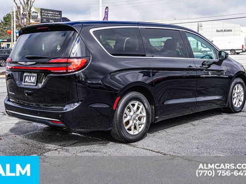 Used 2024 Chrysler Pacifica Touring-L FWD image 7