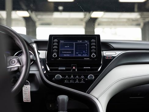 Used 2021 Toyota Camry LE image 17