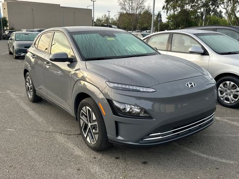 Used 2023 Hyundai Kona SE image 2