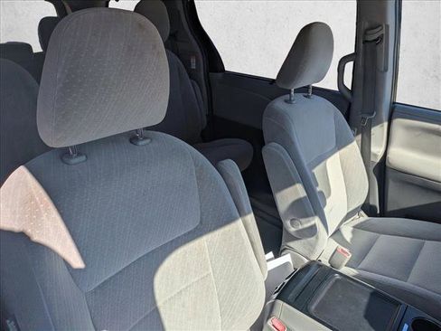 Used 2018 Toyota Sienna LE image 25