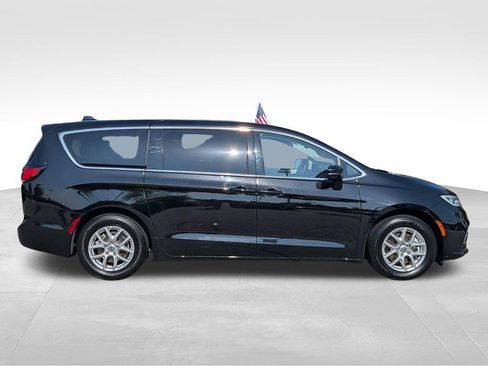Used 2024 Chrysler Pacifica Touring-L FWD image 3