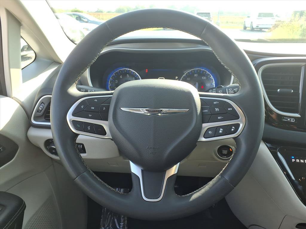 Used 2023 Chrysler Pacifica Touring-L FWD image 6