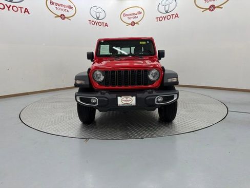 Used 2024 Jeep Gladiator Sport AWD/4WD image 4