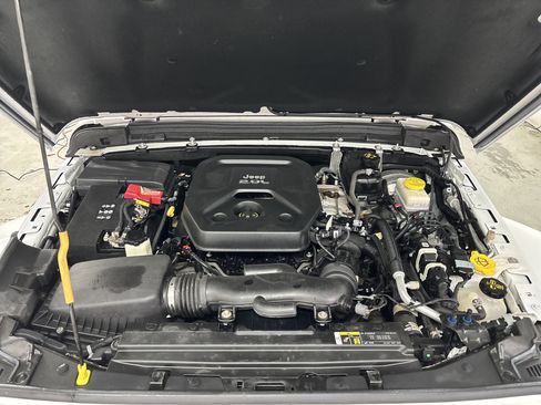 Used 2020 Jeep Wrangler Unlimited Sahara w/ Dual Top Group AWD/4WD image 13