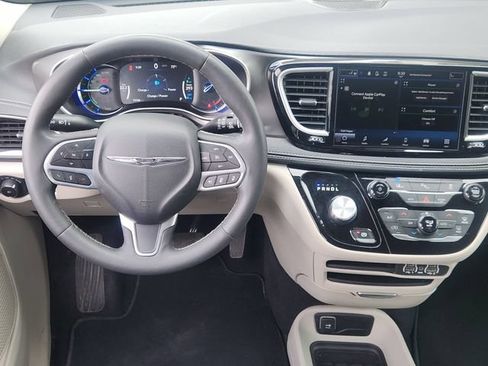 Used 2023 Chrysler Pacifica Touring-L FWD image 22