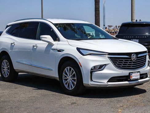 Used 2023 Buick Enclave Essence FWD image 3