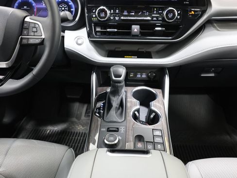 Used 2024 Toyota Highlander Limited AWD/4WD image 20