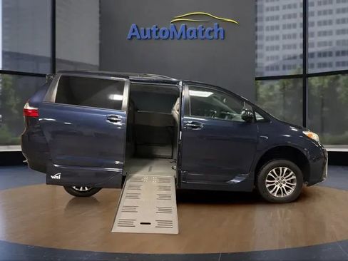 Used 2019 Toyota Sienna XLE image 15