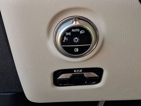 Used 2025 Mercedes-Benz C 300 4MATIC Sedan image 28