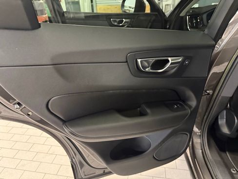 Used 2022 Volvo XC60 B5 Momentum w/ Climate Package image 32