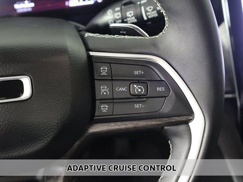 Used 2023 Jeep Grand Cherokee Limited w/ Luxury Tech Group II AWD/4WD image 4