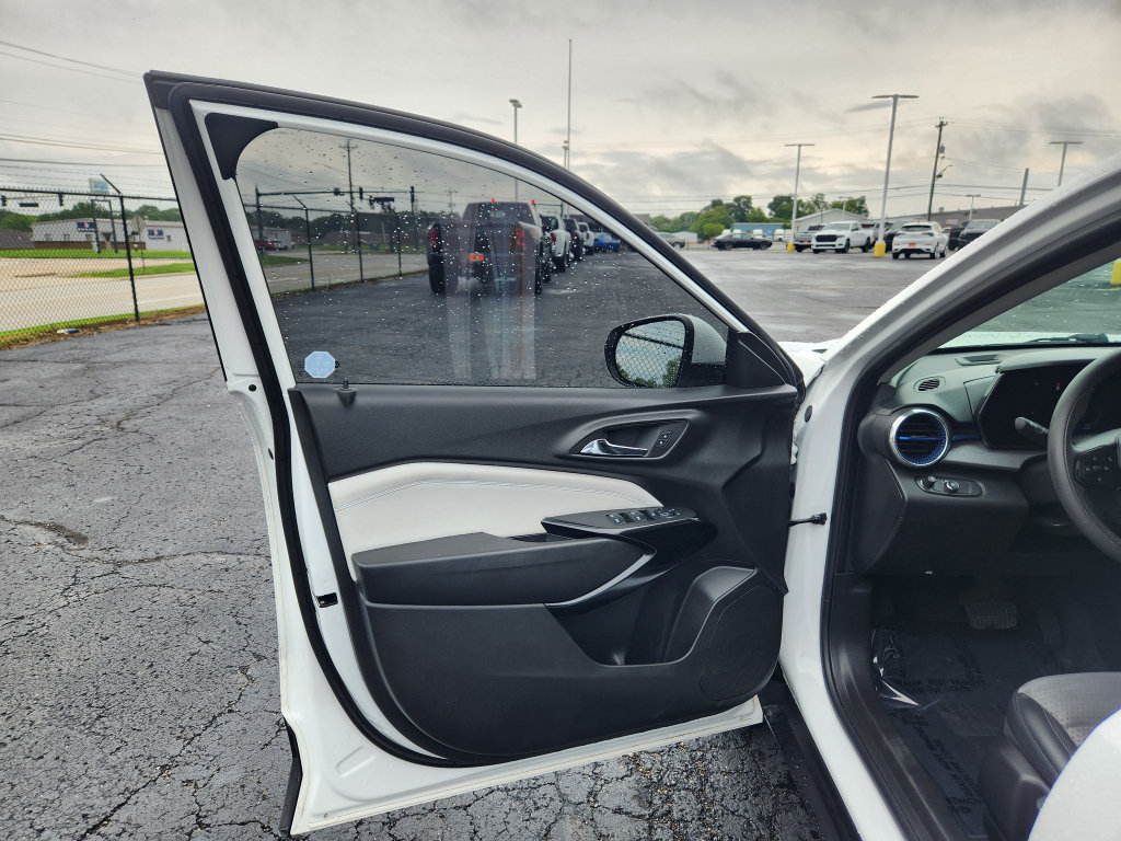 Used 2024 Chevrolet Trax LT FWD image 17