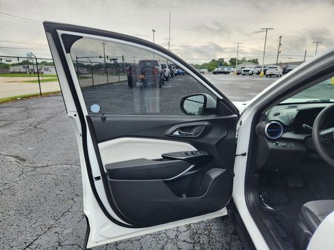Used 2024 Chevrolet Trax LT FWD image 17