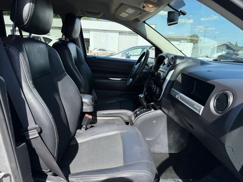 Used 2016 Jeep Compass Latitude FWD image 18