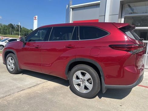 Used 2022 Toyota Highlander LE AWD/4WD image 7