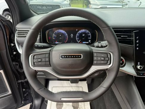 Used 2025 Jeep Wagoneer L Series II AWD/4WD image 5