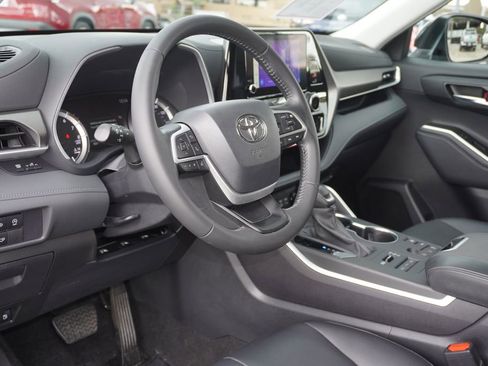 Certified 2024 Toyota Highlander XLE AWD/4WD image 15