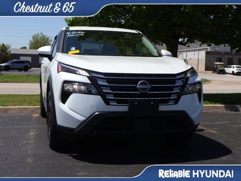 Used 2024 Nissan Rogue SV image 2