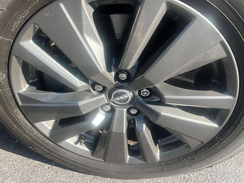 Used 2024 Nissan Pathfinder SV image 11