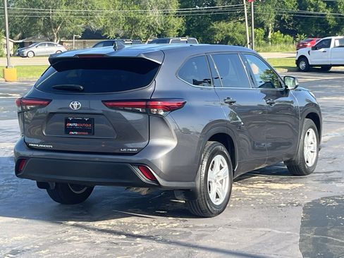 Used 2022 Toyota Highlander LE AWD/4WD image 9