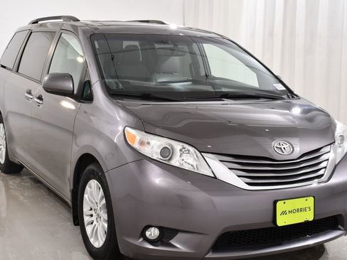 Used 2017 Toyota Sienna XLE Premium image 4