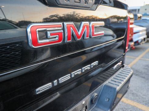 Used 2019 GMC Sierra 1500 AT4 w/ Off Road Performance Package AWD/4WD image 10