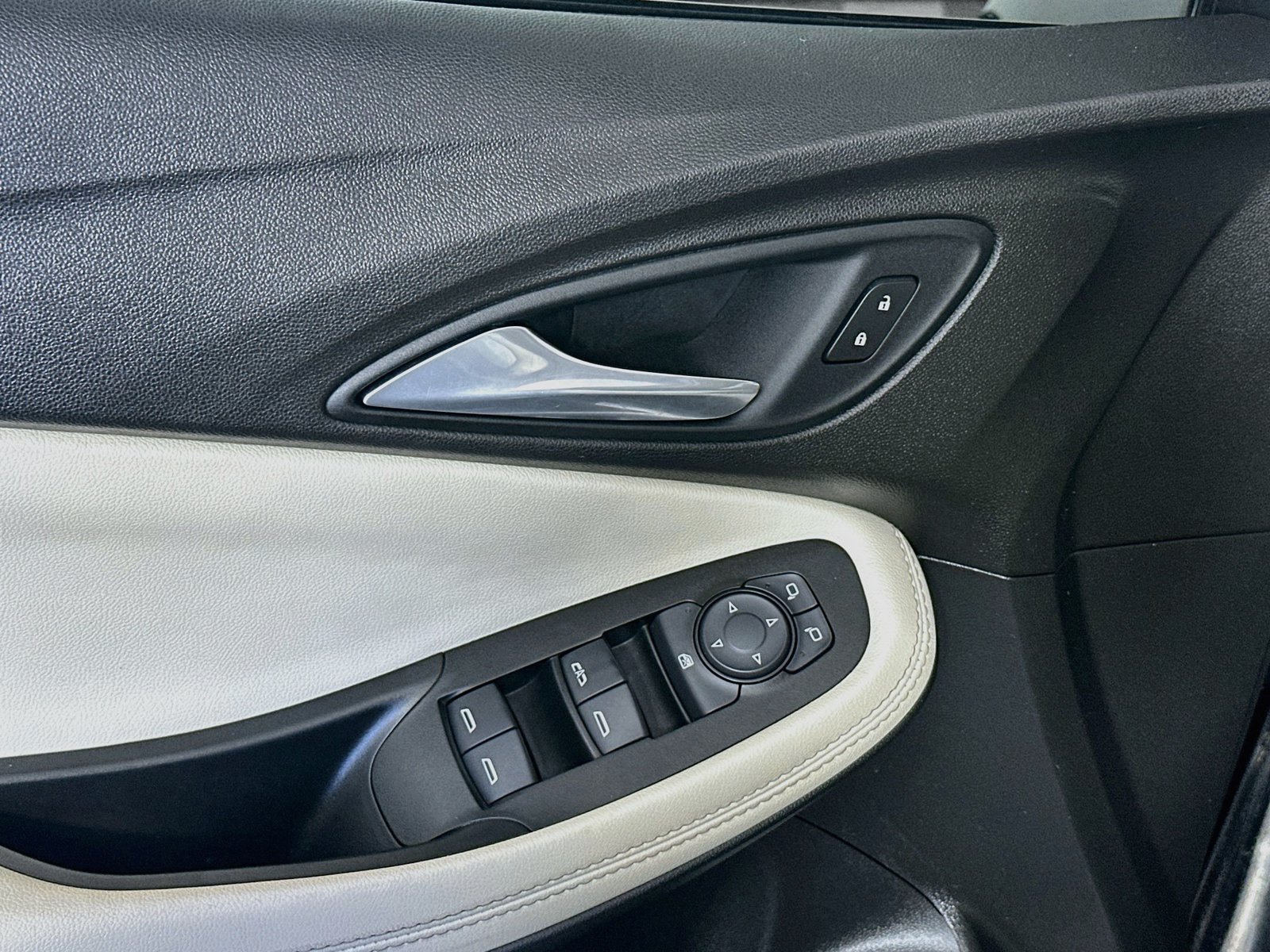 Used 2021 Buick Encore GX Preferred w/ Sport Touring Package FWD image 17