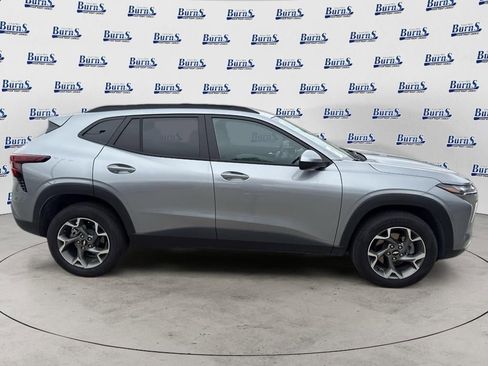 Used 2025 Chevrolet Trax LT w/ LT Convenience Package FWD image 8