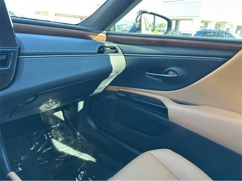 Certified 2025 Lexus ES 350 w/ Premium Package image 17