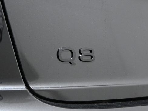 Used 2025 Audi Q8 Premium image 37