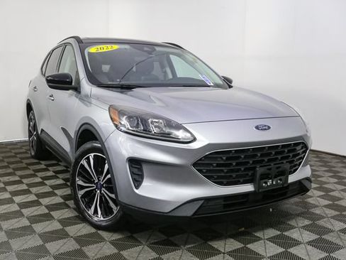 Used 2022 Ford Escape SE w/ SE Sport Appearance Package AWD/4WD image 3