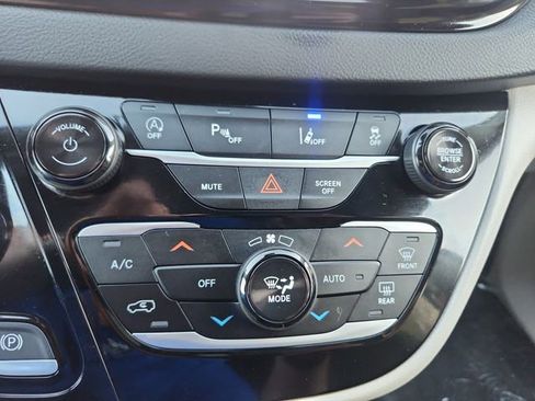 Used 2024 Chrysler Pacifica Touring-L image 22