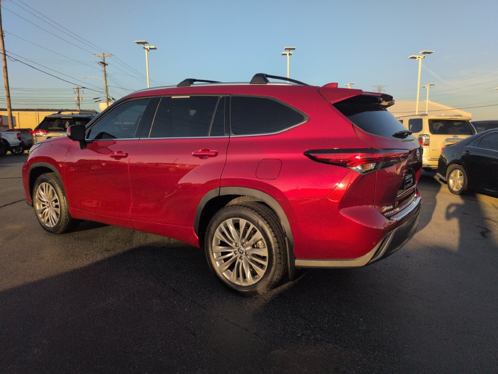 Used 2023 Toyota Highlander Platinum FWD image 3