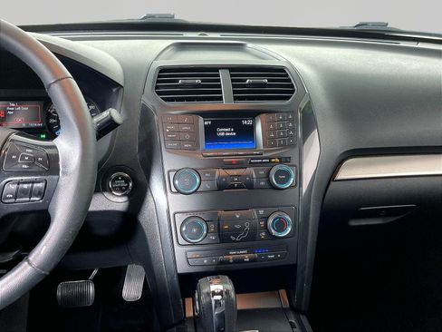 Used 2018 Ford Explorer XLT FWD image 9