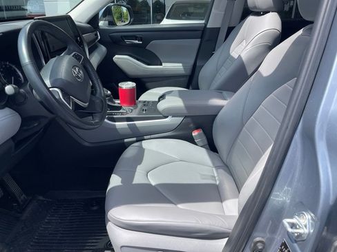 Used 2023 Toyota Highlander XLE FWD image 5