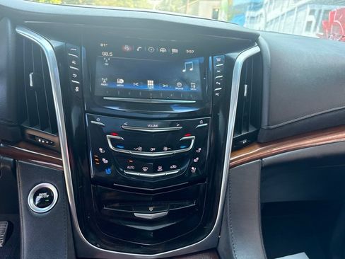 Used 2019 Cadillac Escalade Luxury AWD/4WD image 19
