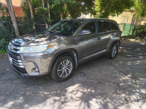Used 2017 Toyota Highlander XLE AWD/4WD image 1