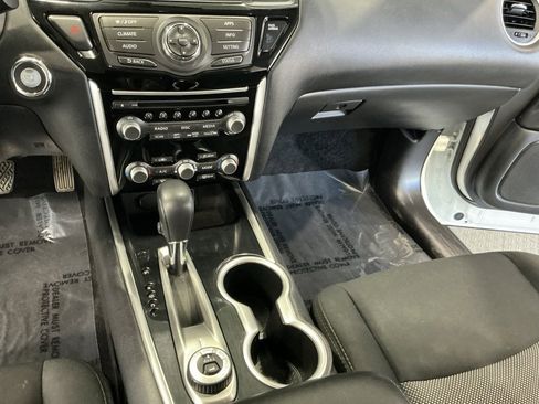 Used 2018 Nissan Pathfinder SV image 18