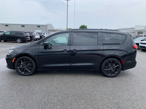 Used 2025 Chrysler Pacifica Limited FWD image 4
