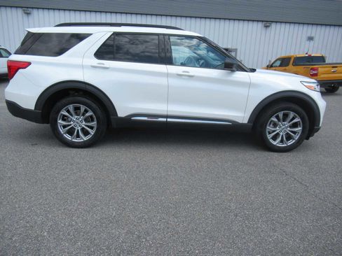 Used 2022 Ford Explorer XLT w/ Equipment Group 202A image 4