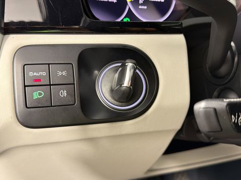 Certified 2022 Porsche Cayenne E-Hybrid Coupe AWD/4WD image 26